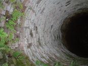 Şi-a văzut moartea cu ochii după ce a căzut într-o fântână